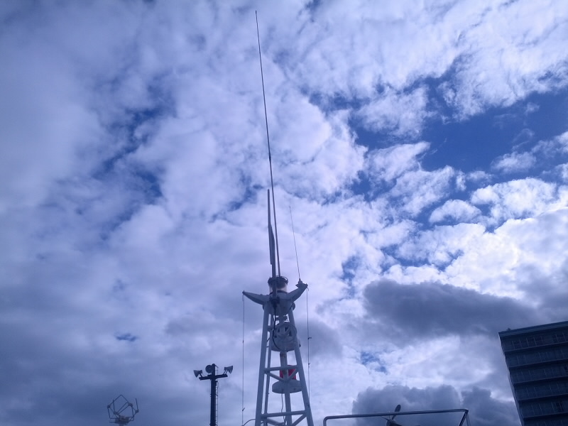 長いアンテナはロランだそうです。
大体、１００ｍぐらいの誤差があるそうです。
で、今はGPSにとってかわられており、稼働はしていないです。
びわ湖でもロランを使用しているとは。
この下にレーダーがあり、１０ｍから６０Kぐらいのレンジがあるそうです。夜間は湖面の障害物が見えないので、レーダーが頼りだそうです。
小さいのはブイからみえるようで、エリもよく見えるそうです。
